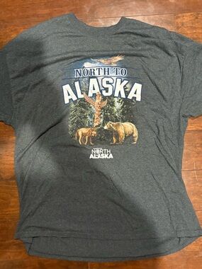 North Alaska Men's Short Sleeve Graphic Tee - Charcoal